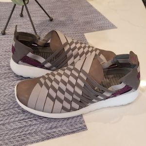 Nike Roshe Run woen shoe. Used. Good condition.